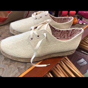 Nice brand new sneaker